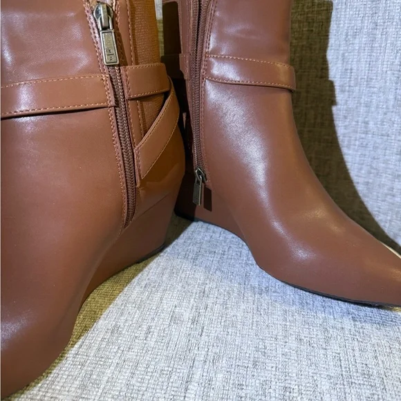 NWT Kenneth Cole Reaction Women’s Emmie Brown Wedge Boot Size 9 - Picture 6 of 13